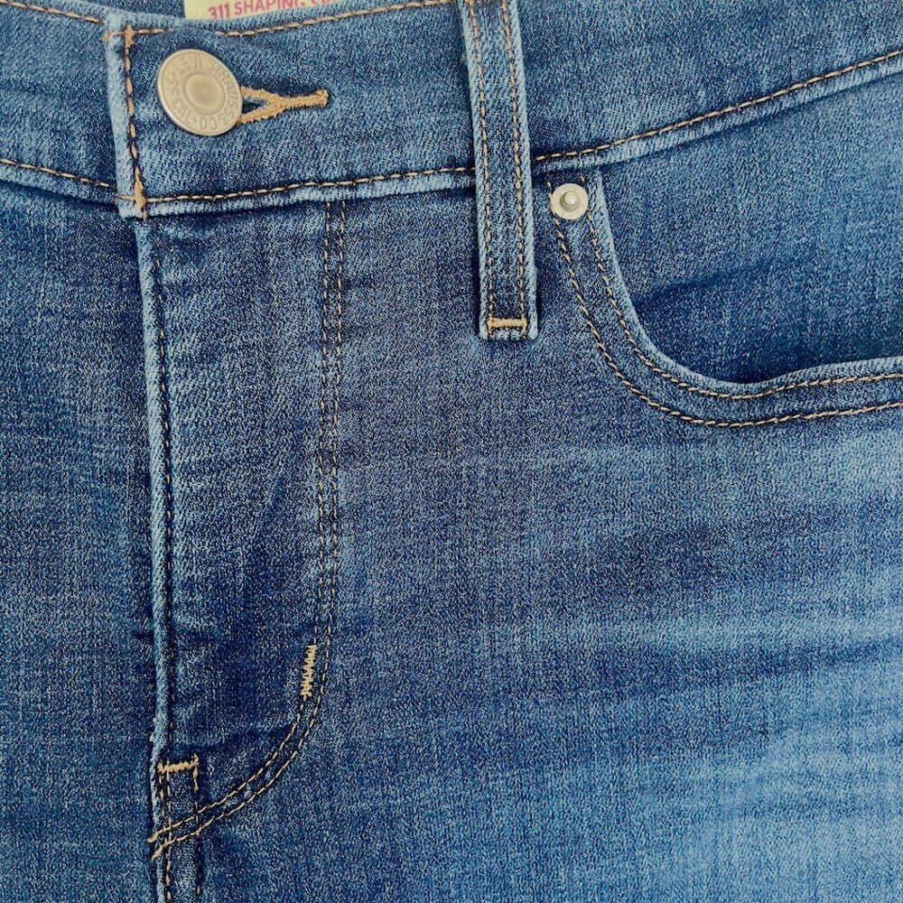 Levi’s 311 Shaping Skinny Capri Jeans – Blue Medium Wash – Women’s Size 29 - Picture 4 of 4